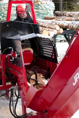 JAPA 385 s hydraulicky poháňaným dopravníkom JAPA 385 s hydraulicky poháňaným dopravníkom
