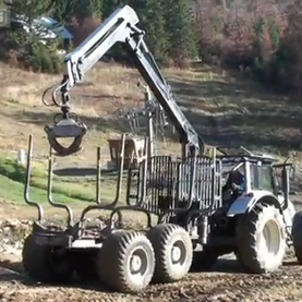 Lesný traktor Valtra s vývozkou Kronos