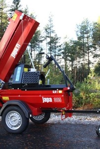štiepačka dreva JAPA 305 vybavená nápravou na prepravu po cestných komunikáciách